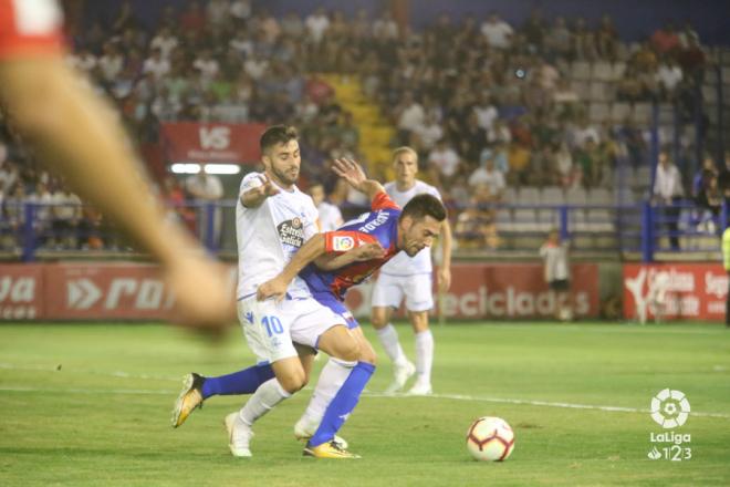 Carles Gil y Carlos Valverde luchan por un balón en el Extremadura-Dépor (Foto: LaLiga).