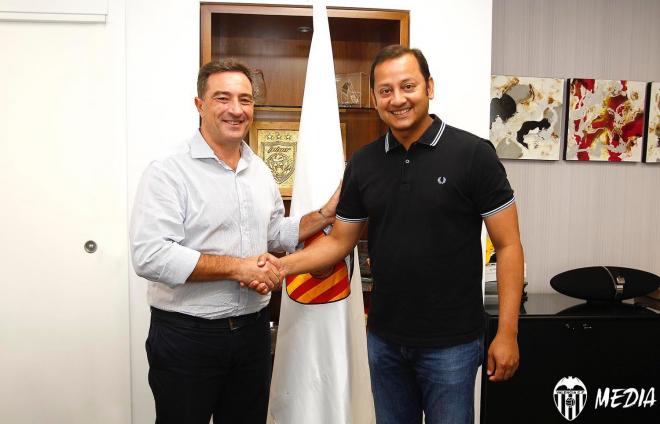Anil Murthy recibe a Salvador Gomar (Foto: Valencia CF).