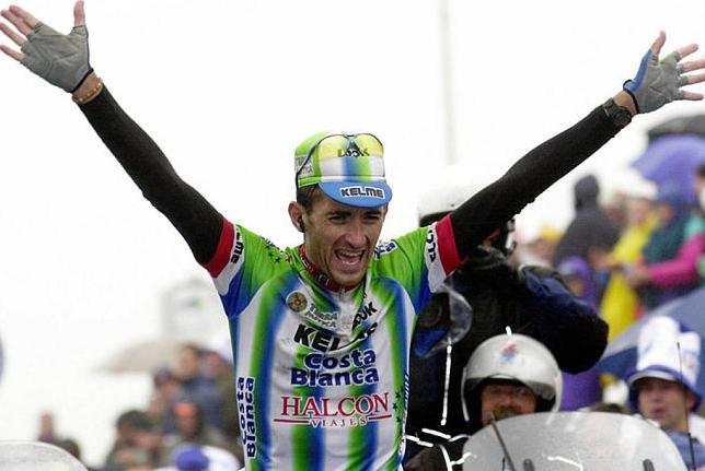 Javier Otxoa celebra su victoria en el Tour en Hautacam en 2001.