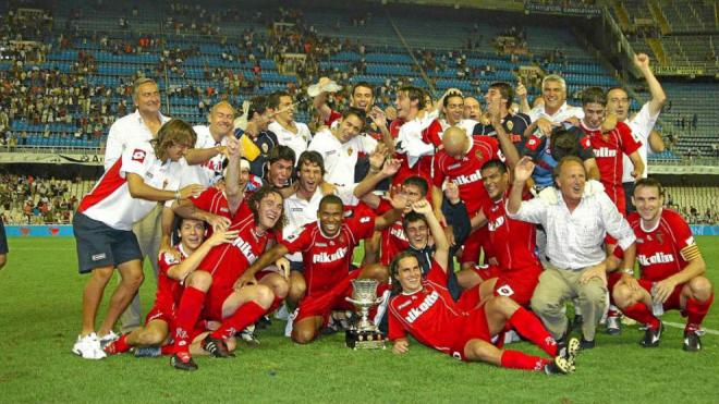La plantilla del Real Zaragoza celebra la conquista de la Supercopa de España ante el Valencia.