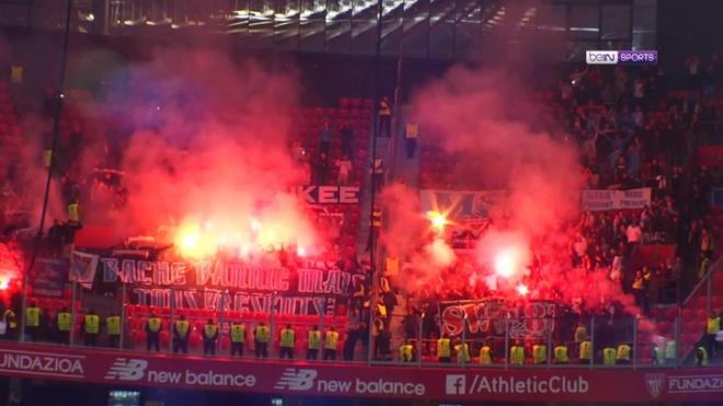 Los ultras del OM encendieron bengalas en San Mames en el partido de Europa League.