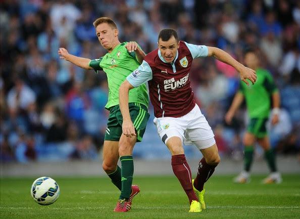 Yelko Pino ante el Aston Villa (Foto: Chris Brunskill).