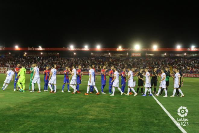 Los jugadores de Extremadura y Deportivo se saludan sobre el césped del Francisco de la Hera (Foto: LaLiga).