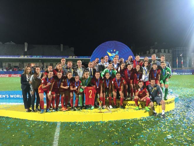La Selección femenina sub-20 posando tras el la final disputada en Vannes (Foto: Selección Española de Fútbol Femenino).