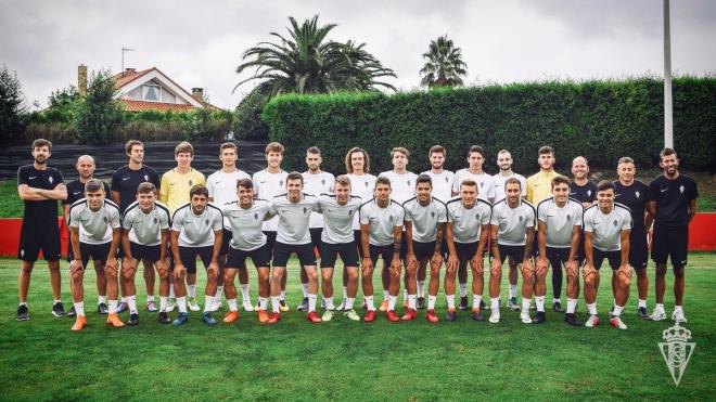 Palntilla y cuerpo técnico del Sporting B 18/19 (Foto: RSG).