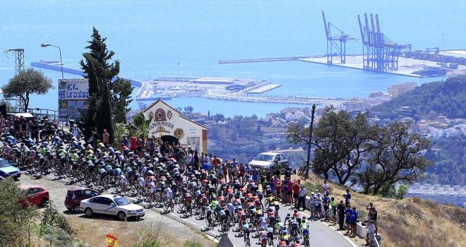 Una imagen de La Vuelta pasando por Málaga.