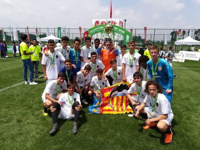 EL Valencia CF celebra el título conseguido en China.