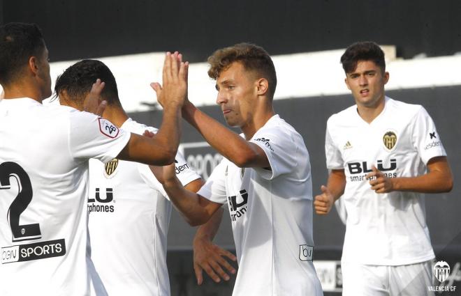 Álex Blanco celebra un gol con el Mestalla. (Foto: Valencia CF)
