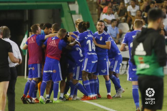 El Oviedo celebra uno de los goles en Córdoba esta temporada (Foto: LaLiga).