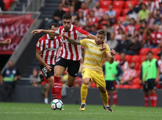 El defensa vizcaíno del Athletic Club de Bilbao Unai Núñez pelea un balón con Portu.