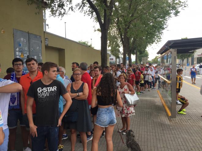 Aficionados aguardan la apertura de las taquillas en Reus (Foto: Laia Solanellas).