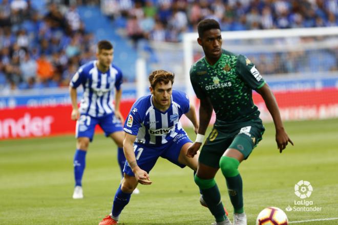 Junior protege el balón ante Ibai en el Alavés-Betis (Foto: LaLiga Santander).