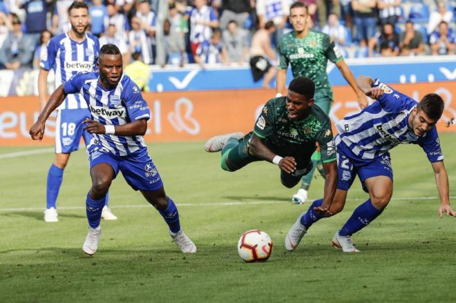 Junior cae al suelo ante Wakaso y Martín Aguirregabiria en el Alavés-Betis (Foto: LaLiga).