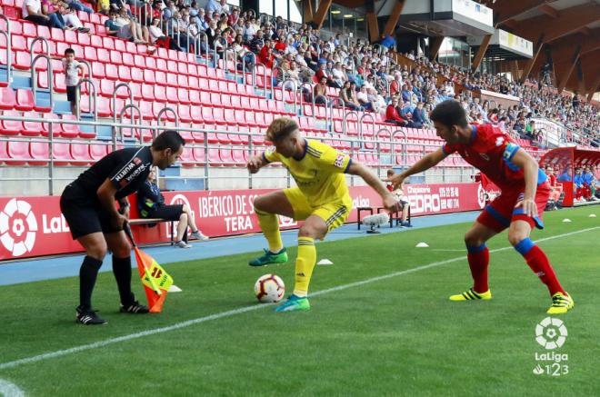 Mario Barco lucha por un balón en la banda durante el Numancia-Cádiz (Foto: LaLiga).