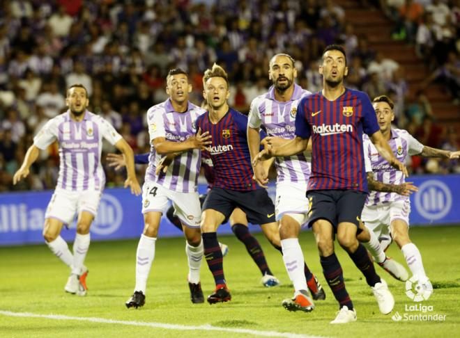 Varios jugadores pugnan por un balón aéreo en el Valladolid-Barcelona (Foto: LaLiga).