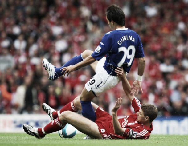 Oubiña ante Gerard, jugador del Liverpool (Foto: G.I.).