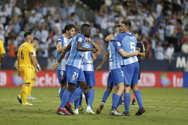 Los jugadores del Málaga celebran el gol al Alcorcón.