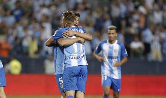 Ontiveros y Pau se abrazan tras el gol del Málaga.
