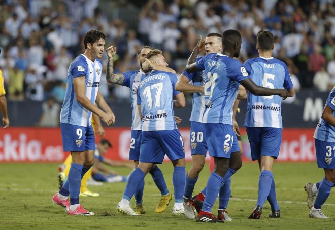 Varios jugadores del Málaga celebran un gol en La Rosaleda.