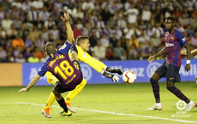 Masip atrapa el balón ante Jordi Alba y Dembélé.