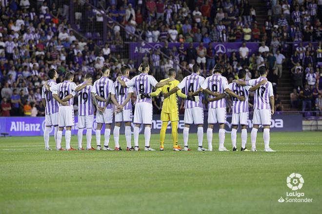Once inicial del Real Valladolid ante el Fútbol Club Barcelona, en el minuto de silencio (Foto: LaLiga).