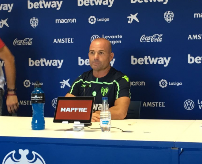 El entrenador atiende en Buñol a los medios antes del Celta.