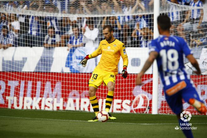 Pau López golpea el balón en el Alavés-Betis (Foto: LaLiga Santander).