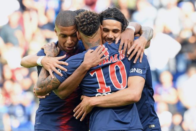 Cavani, Kylian Mbappe y Neymar se abrazan.