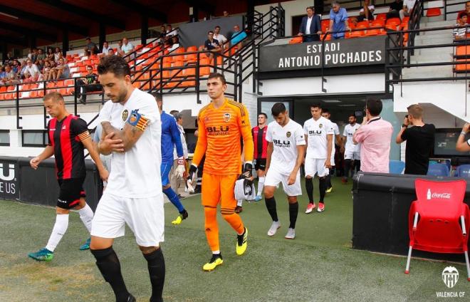 El Valencia CF Mestalla salta al césped en el Antonio Puchades. (Foto: Valencia CF)