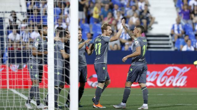 Zurutuza celebra con sus compañeros el primer gol