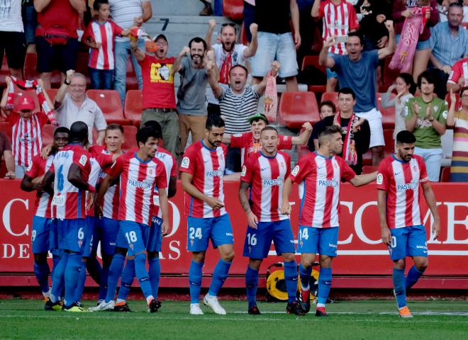 Los futbolistas del Sporting celebran el gol de Lod frente al Nàstic (Foto: Luis Manso).
