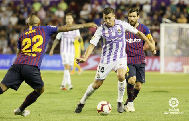Alcaraz se intenta llevar un balón en el Real Valladolid-FC Barcelona (Foto: LaLiga)