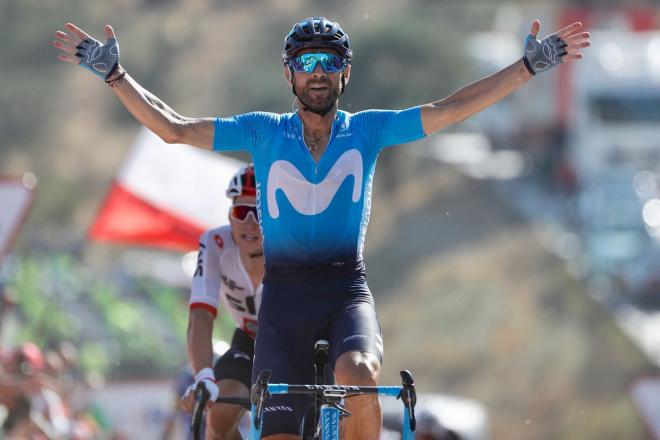 Alejandro Valverde alza los brazos / @PhotoGomezSport