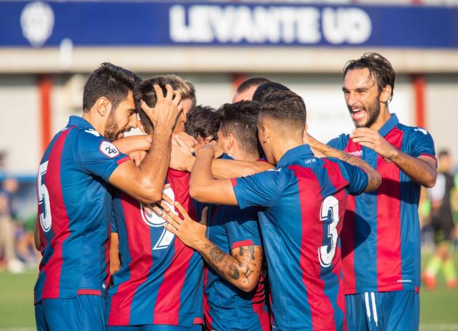 Los jugadores del Atlético Levante celebran uno de los tantos. (Foto: Levante UD)