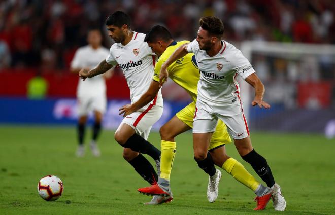 Banega se lleva el balón ante Pablo Fornals y Sergi Gómez en el Sevilla-Villarreal.