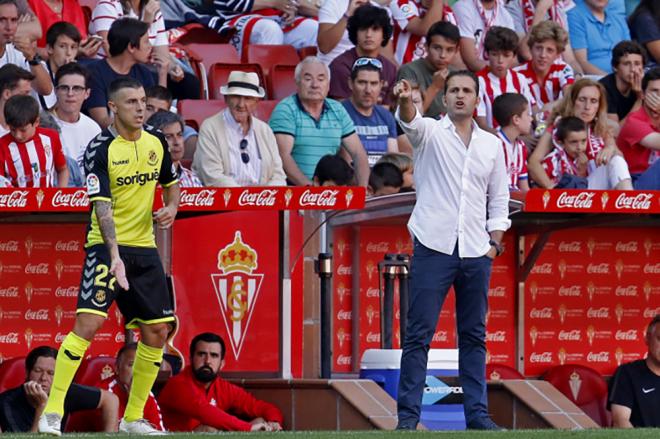 Rubén Baraja dando indicaciones desde la banda de El Molinón (Foto: Luis Manso).