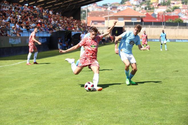 Rai Marchán intentando tapar a un jugador del Guijuelo (Foto: CD.G.).