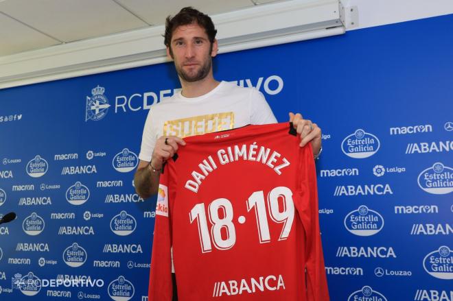 Dani Giménez posa con la camiseta del Deportivo durante su presentación como jugador blanquiazul (Foto: RCD).