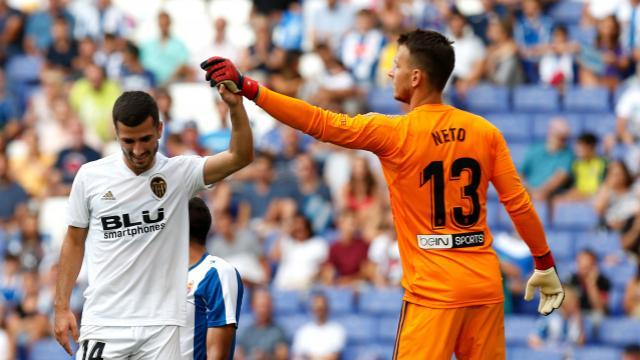Neto felicita a Gayà ante el Espanyol. (Foto: LaLiga)