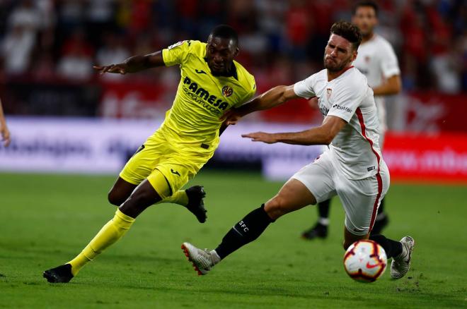 Sergi Gómez intenta frenar a Toko Ekambi en el Sevilla-Villarreal (Foto: LaLiga).