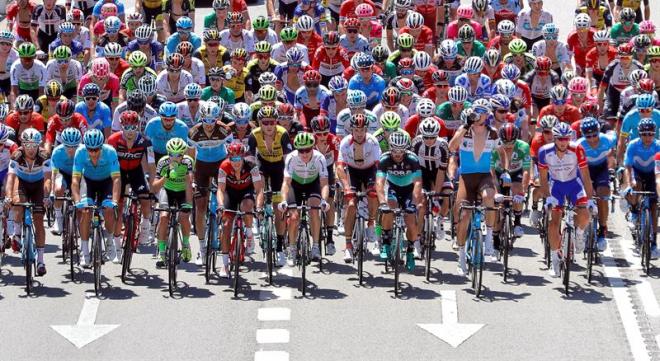 El pelotón, en la segunda etapa de La Vuelta.