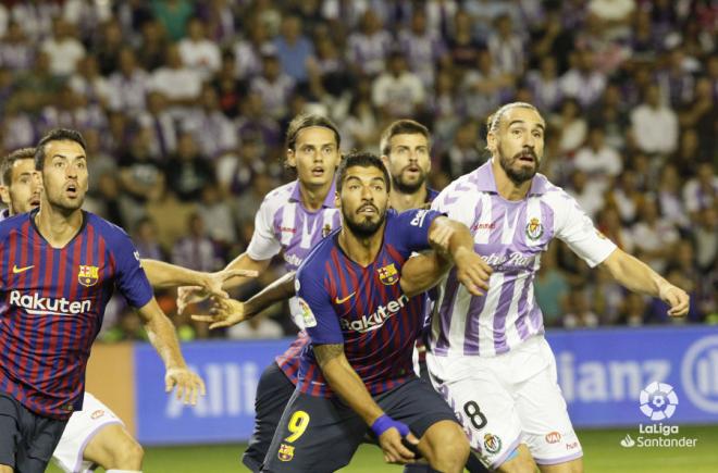 Borja Fernández disputa un balón con Luis Suárez durante el Valladolid-Barcelona (Foto: LaLiga).