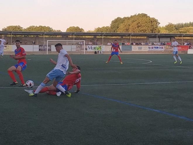 Lance del partido entre el Tarazona y Deportivo Aragón.