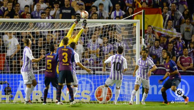 Jordi Masip detiene un balón por alto ante el FC Barcelona.