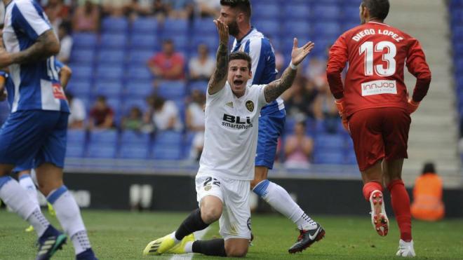 Santi Mina recrimina una mano en el área perica