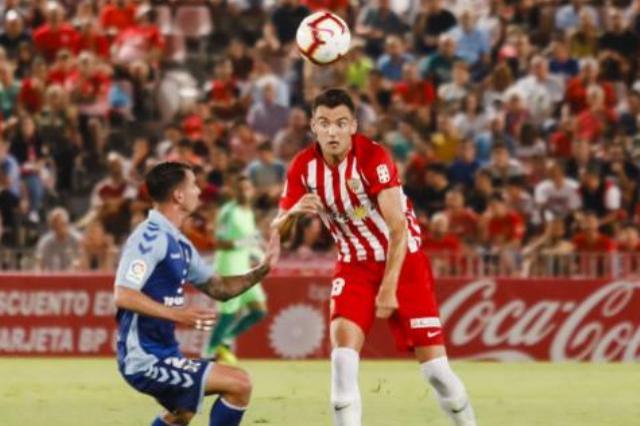 Andoni López despeja un balón de cabeza en el partido de su debut frente al Tenerife (Foto: LFP).