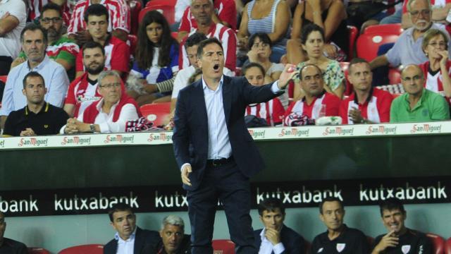 Eduardo Berizzo dirige al Athletic en San Mamés (Foto: LFP).