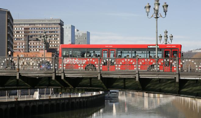 Bilbobus garantiza el transporte a quienes tengan que acudir a los hospitales.