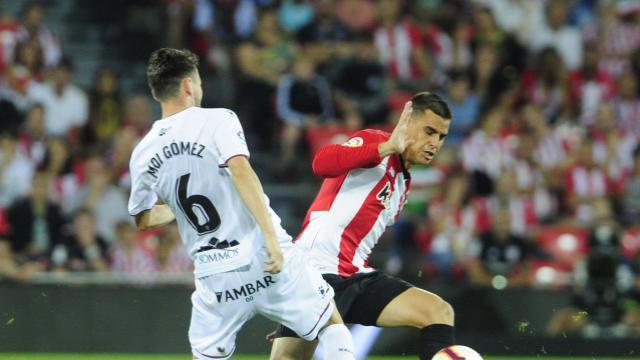 Dani García disputando un balón con Moi Gómez en el choque frente a la SD Huesca. (Foto: LaLiga Santander).