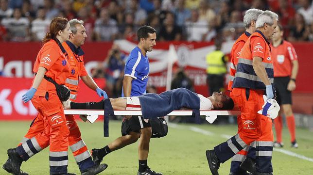 Sergio Escudero, retirado en la camilla del estadio durante el partido entre el Sevilla y el Villarreal.